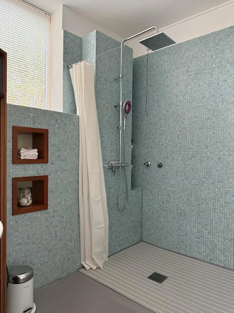 Regendusche mit Mosaikfliesen und Nischen